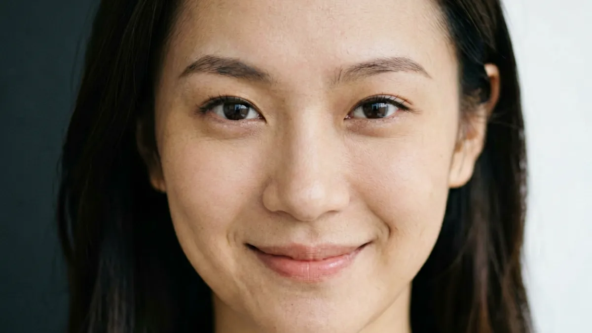 肉便器主题视频中的反转剧情片段截图，女主角表情从顺从变为强势